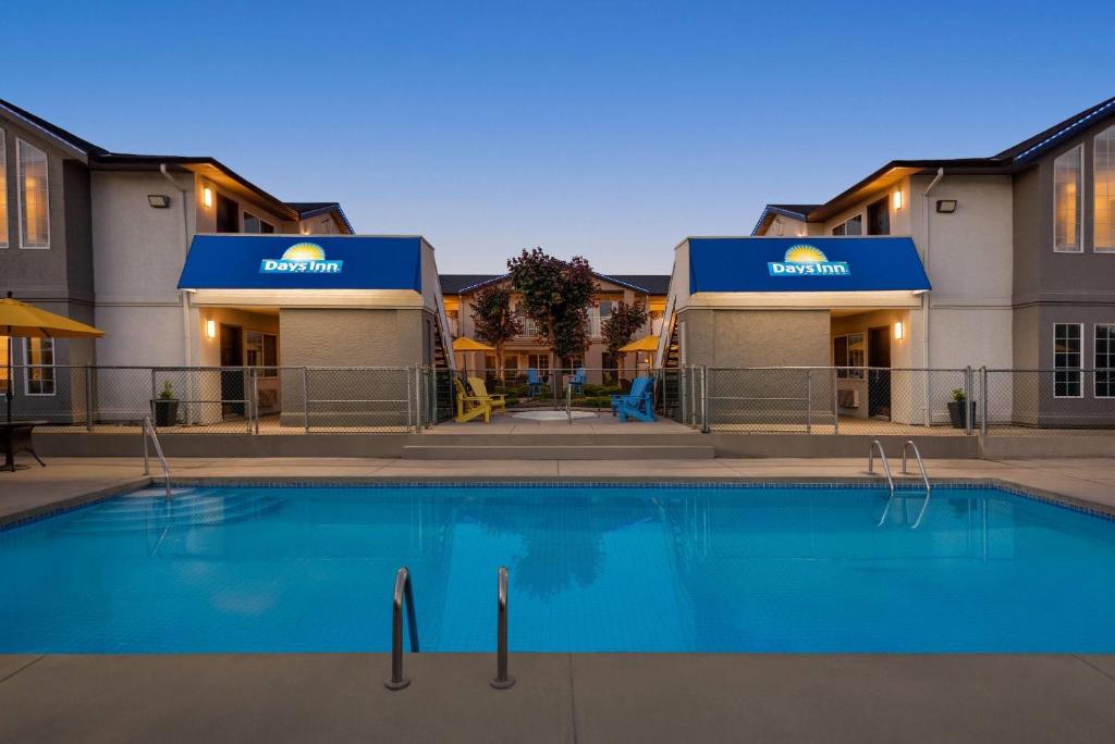 Bazén v ubytování Days Inn by Wyndham Kelowna nebo v jeho okolí