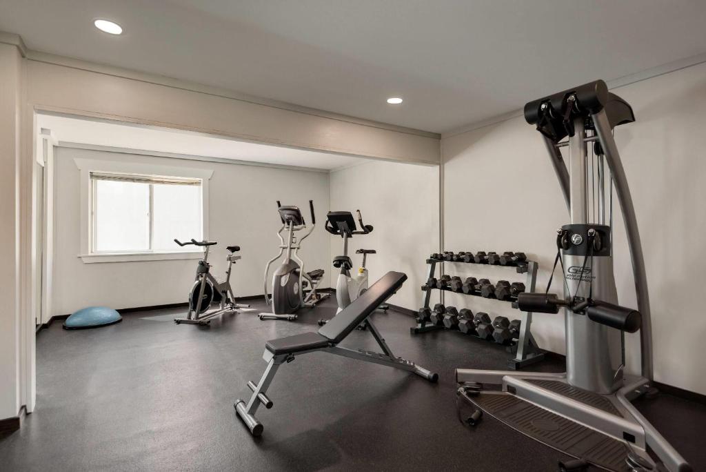 Fitness centrum a/nebo fitness zařízení v ubytování Days Inn by Wyndham Kelowna
