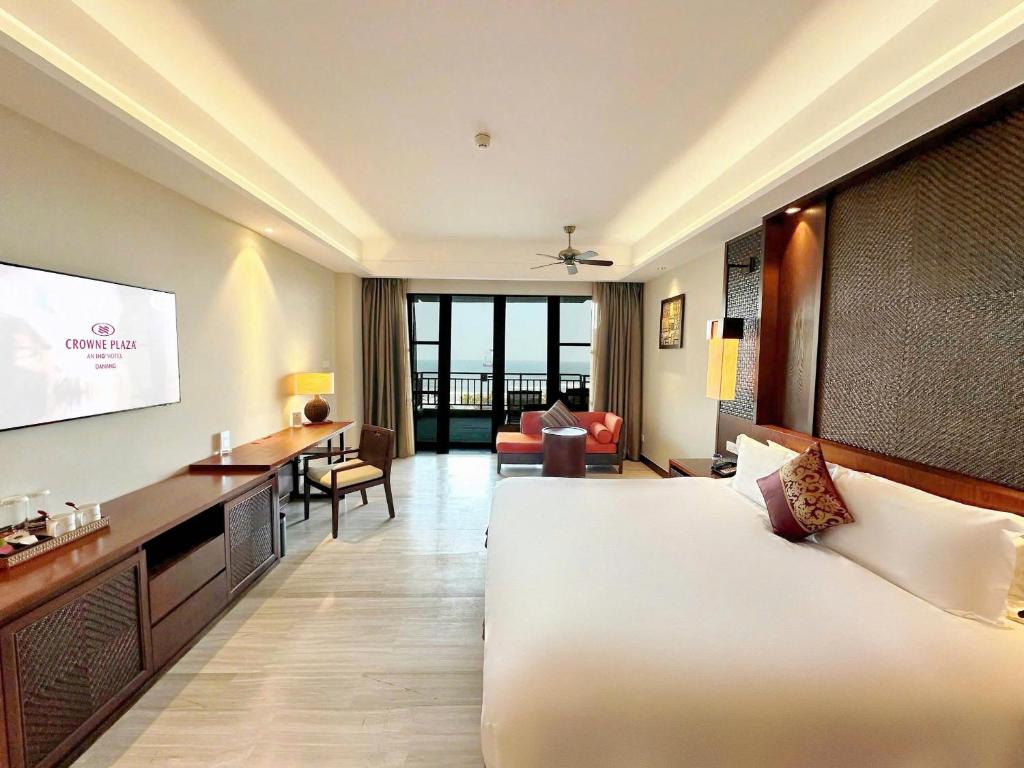Premier Ocean View Double Room with Balcony and Bathtub