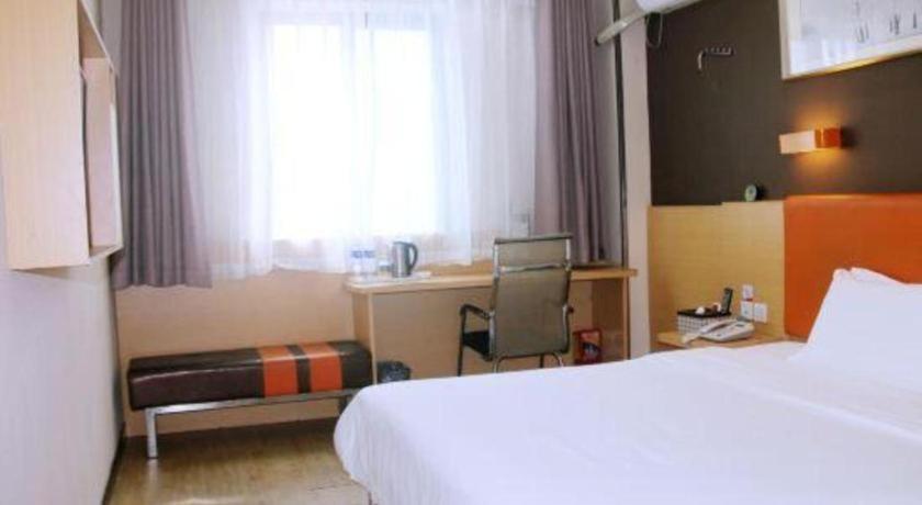7 Days Premium·Xiamen Airport Xianglu客房内的一张或多张床位