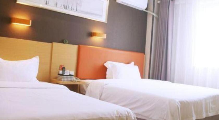 7 Days Premium·Xiamen Airport Xianglu客房内的一张或多张床位