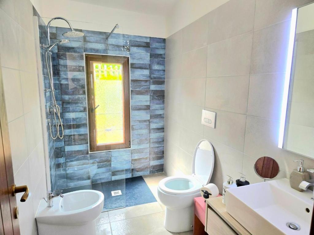 Koupelna v ubytování Stylish home with views 4 min walk to the beach!!