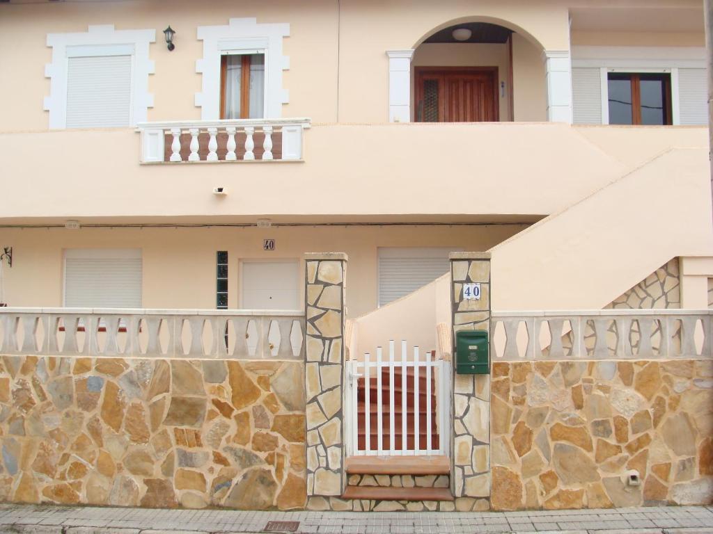 una casa con una puerta y una pared de piedra en Can Caragol, en Cala Ratjada