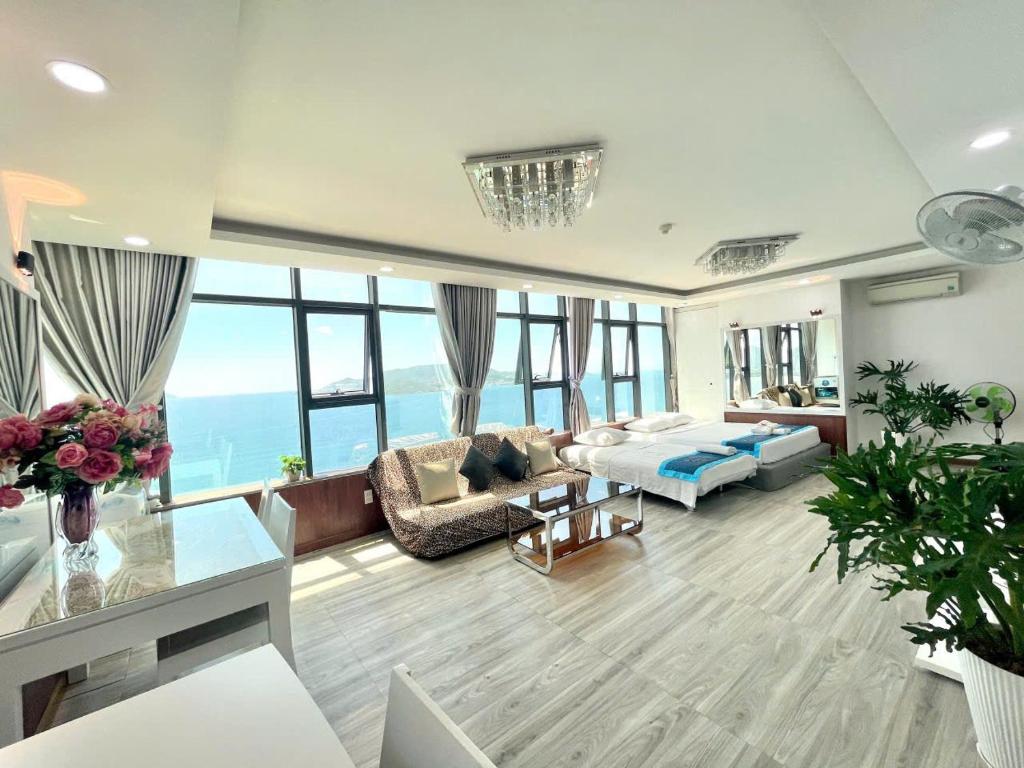 ein Wohnzimmer mit Sofa und Tisch in der Unterkunft Pearl Nha Trang Beach Apartment in Nha Trang