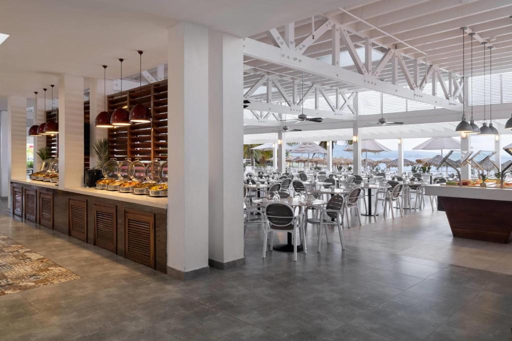 Restaurace v ubytování Grand Decameron Cornwall Beach, A Trademark All-Inclusive Resort