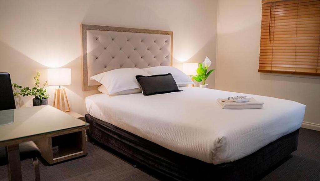 A bed or beds in a room at Manjimup Gateway Hotel