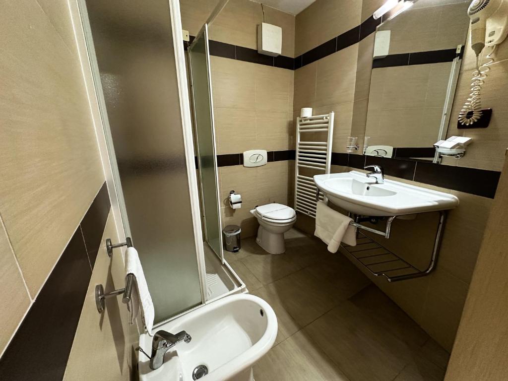 Koupelna v ubytování Grand Master Hotel