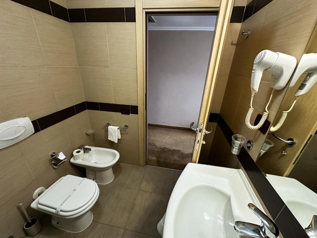 Koupelna v ubytování Grand Master Hotel