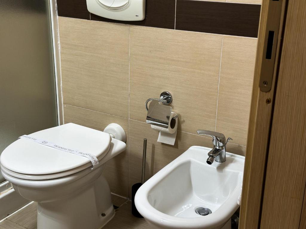 Koupelna v ubytování Grand Master Hotel