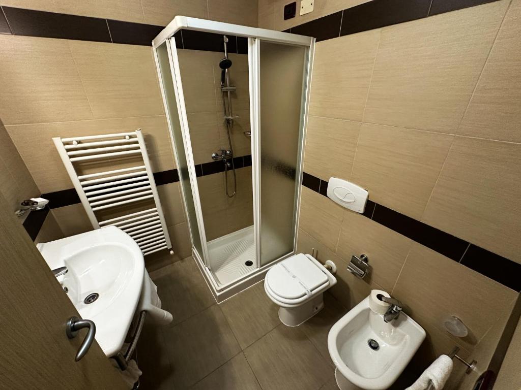 Koupelna v ubytování Grand Master Hotel
