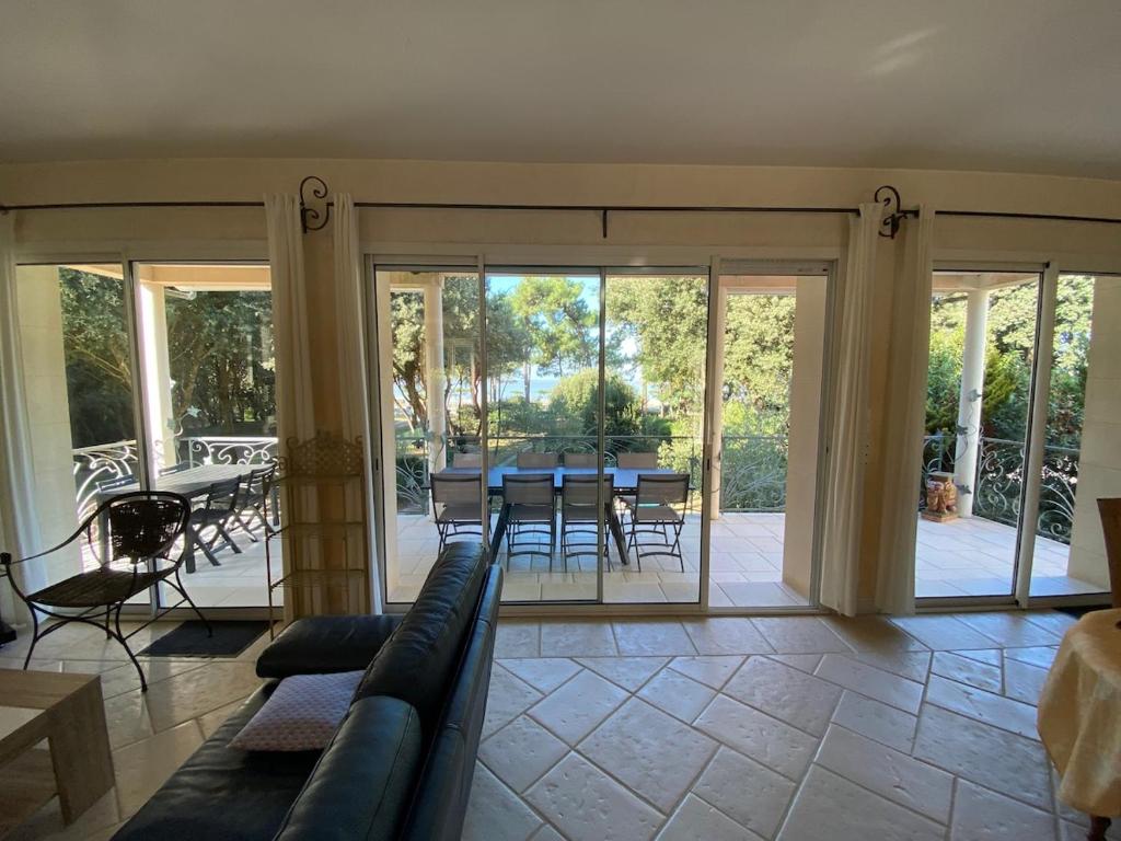 un salon avec un canapé, une table et des chaises dans l'établissement Villa face mer, plage, à Saint-Georges-de-Didonne