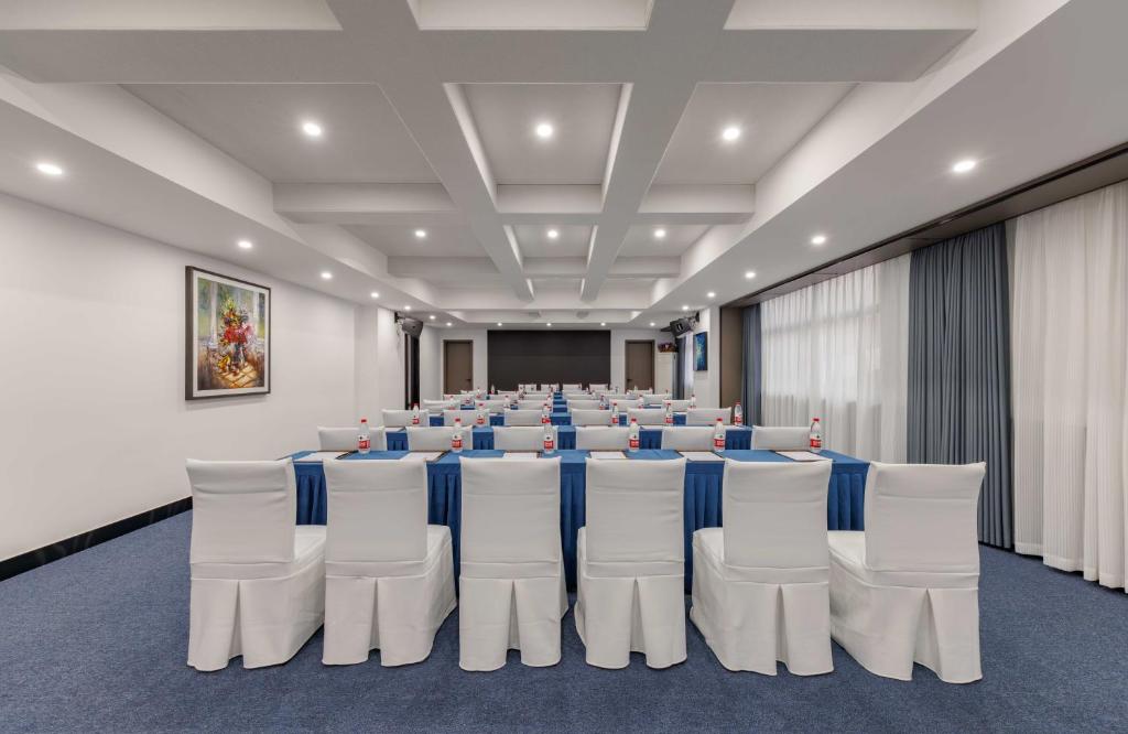 Konferenční prostory v ubytování 东莞企石康门紫酒店
