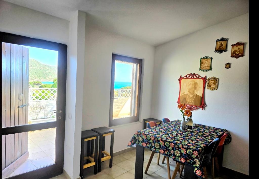 Fotografie z fotogalerie ubytování Stylish home with views 4 min walk to the beach!! v destinaci Solanas