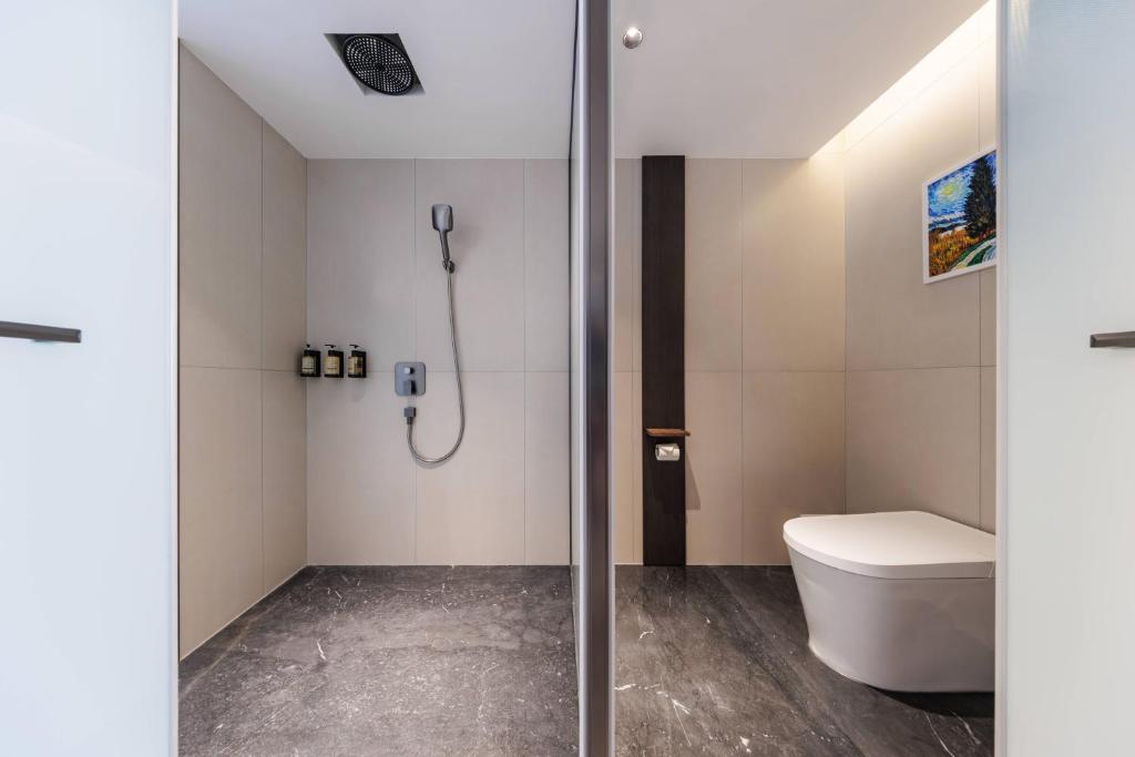 Koupelna v ubytování 东莞企石康门紫酒店