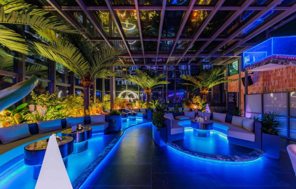 Bazén v ubytování 东莞企石康门紫酒店 nebo v jeho okolí