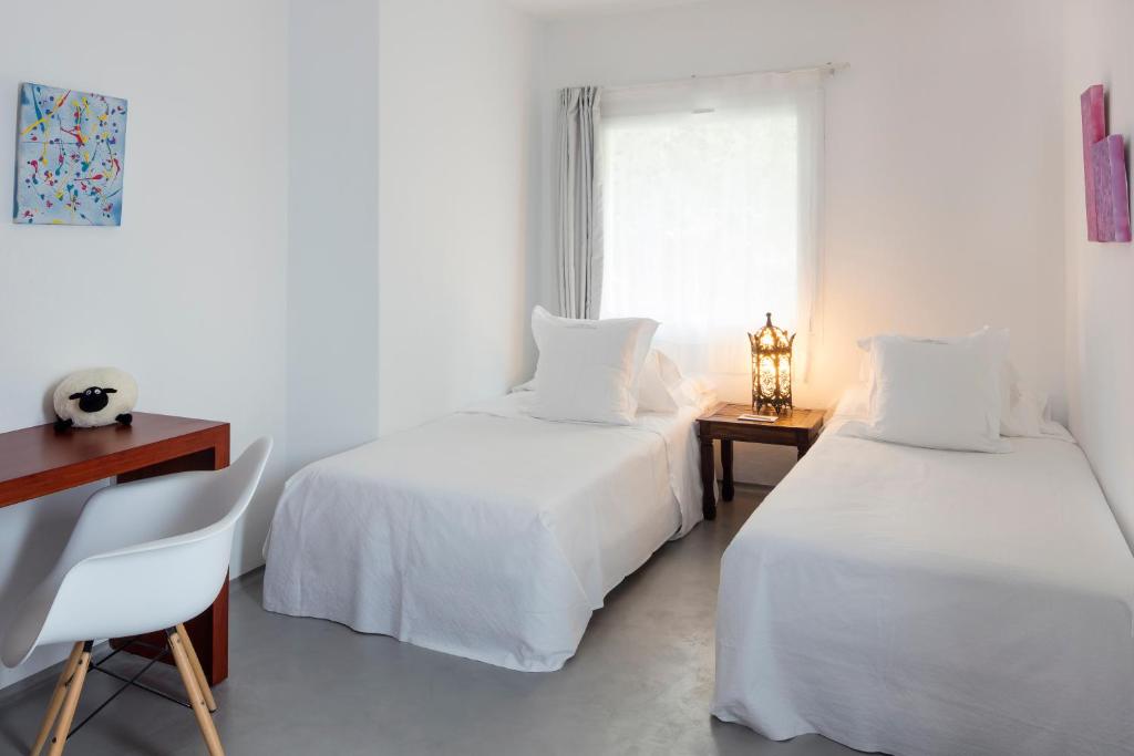 Кровать или кровати в номере Hacienda Na Xamena, Ibiza