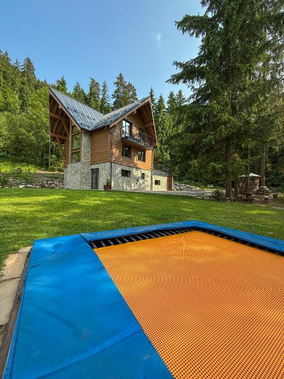 Bazén v ubytovaní Chalet Vista with jacuzzi alebo v jeho blízkosti
