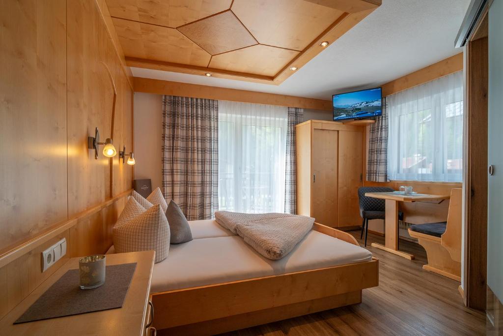Postel nebo postele na pokoji v ubytování LEOPOLDINE Apart Zimmer