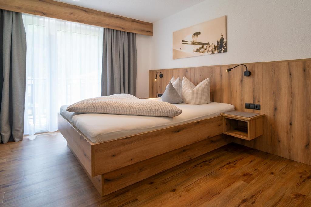 Postel nebo postele na pokoji v ubytování LEOPOLDINE Apart Zimmer