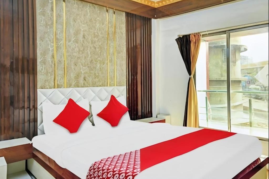 Postel nebo postele na pokoji v ubytování Om Shanti Guest House-Near Ruby General Hospital & Science City