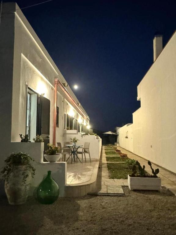 La corte dei monolocali illuminata di notte sotto il cielo blu