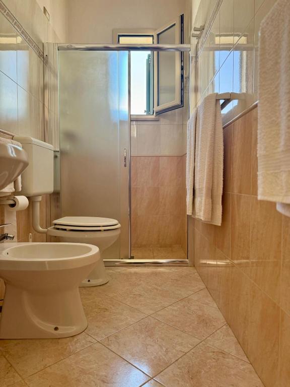 Il bagno privato con lavabo, sanitari e asciugamani