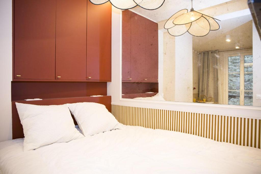 une chambre avec un lit et un grand miroir dans l'établissement Studio fonctionnel et moderne place Clichy - 2P, à Paris