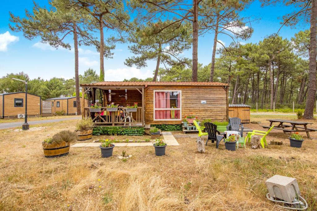 une petite maison dans une cour avec une table de pique-nique dans l'établissement Montalys - Vendays, Médoc, à Vendays-Montalivet