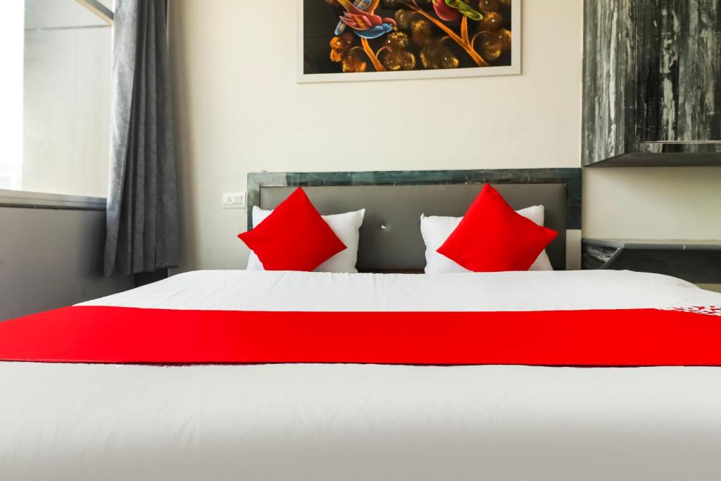 Postel nebo postele na pokoji v ubytování Hotel O Sheela