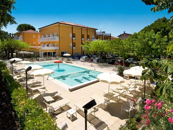 Bazén v ubytování Hotel Giuliana nebo v jeho okolí