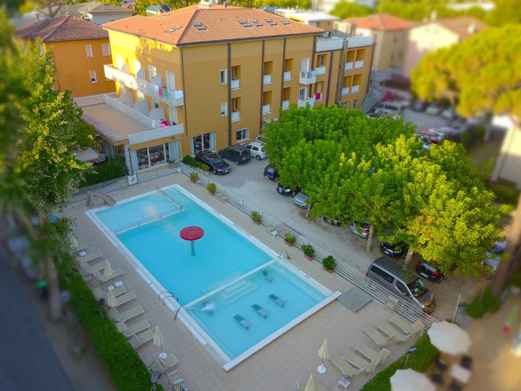 Bazén v ubytování Hotel Giuliana nebo v jeho okolí