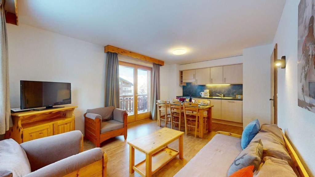 un salon avec un canapé et une cuisine dans l'établissement Pracondu 1 305 - OUTDOOR & FUN apartment 6 pers, à Nendaz