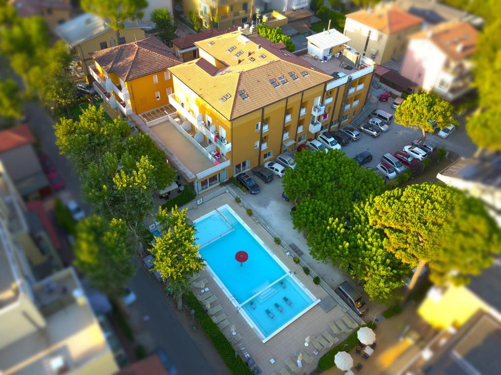 Bazén v ubytování Hotel Giuliana nebo v jeho okolí