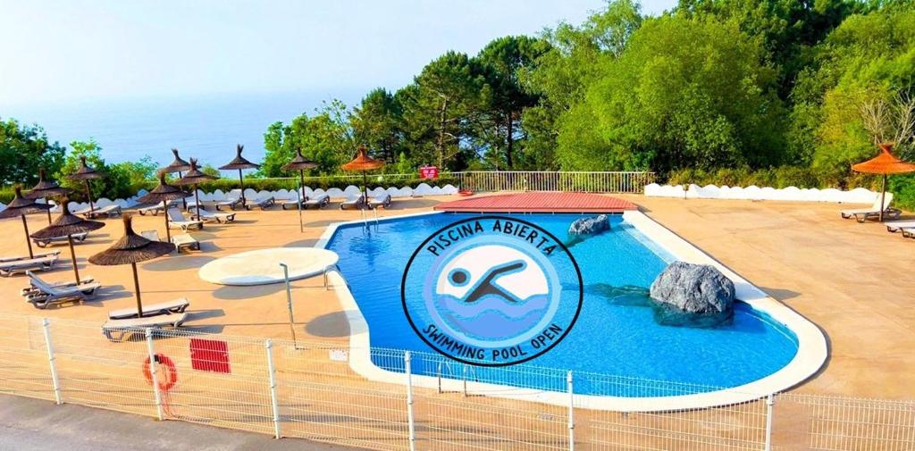 Bazén v ubytování Hotel Gudamendi nebo v jeho okolí