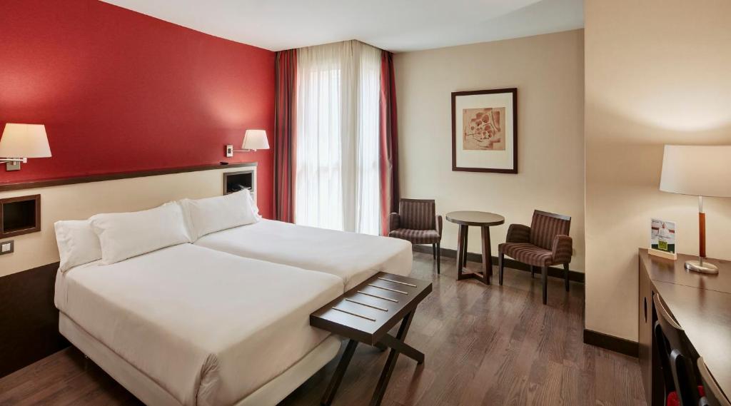 Postel nebo postele na pokoji v ubytování Sercotel Sant Boi