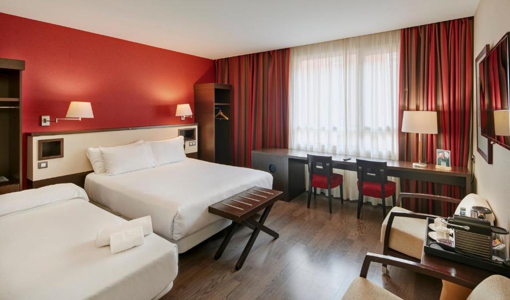 Postel nebo postele na pokoji v ubytování Sercotel Sant Boi