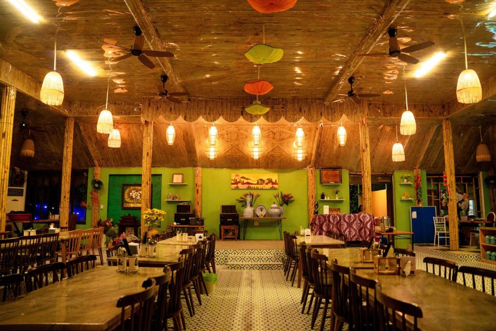 Restaurace v ubytování Minh Chau Beach Resort