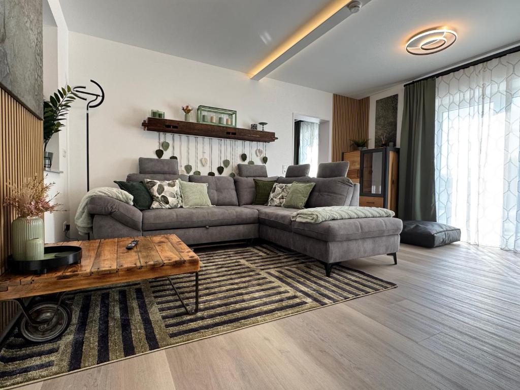 a living room with a couch and a table at Lilis Ferienwohnung mit Schlossblick 1 in Waldeck