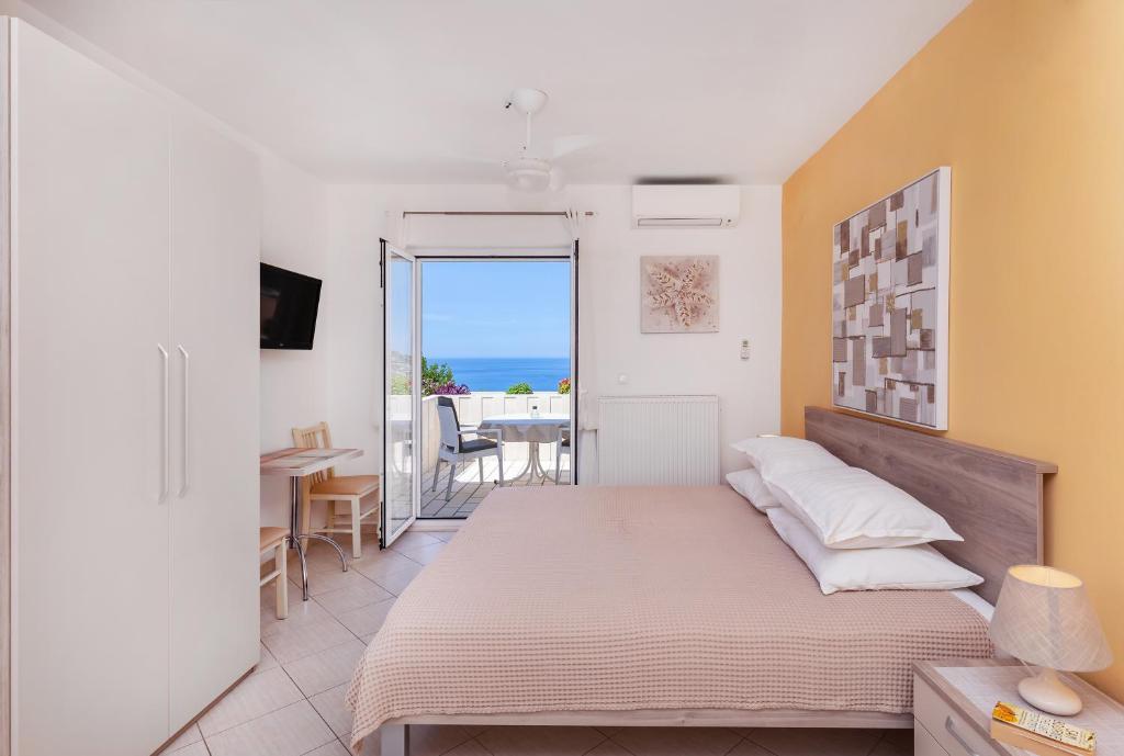 una camera da letto con un letto e vista sull'oceano di Apartments Mirela a Mlini