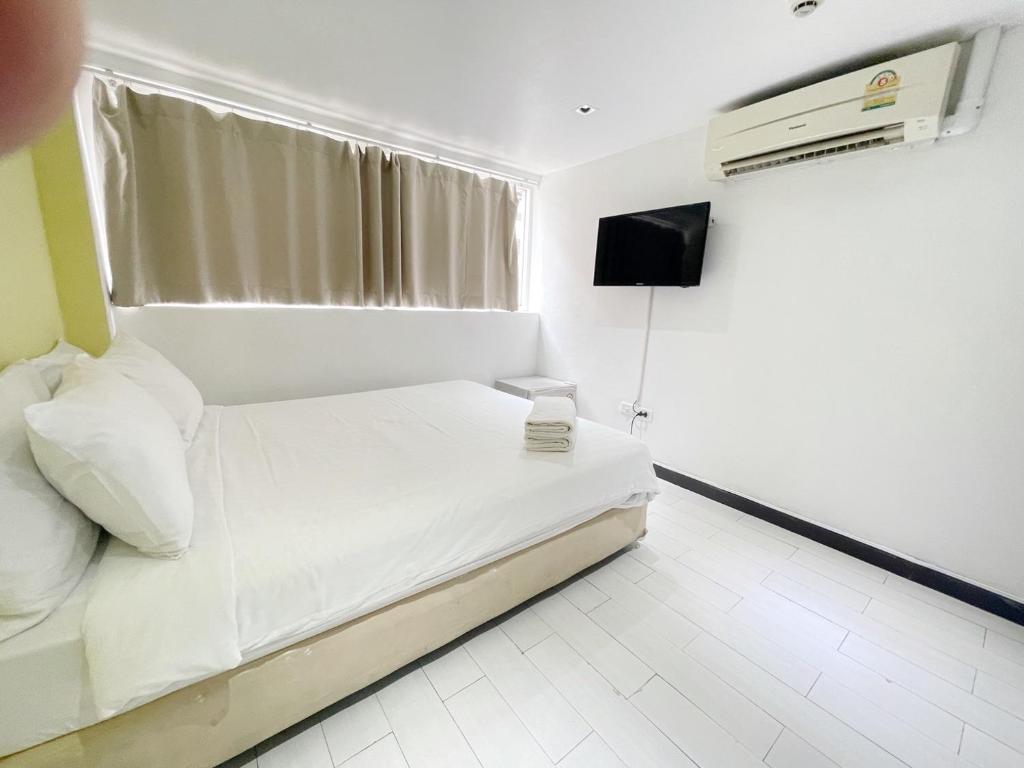 TV a/nebo společenská místnost v ubytování Nantra Ekkamai Hotel