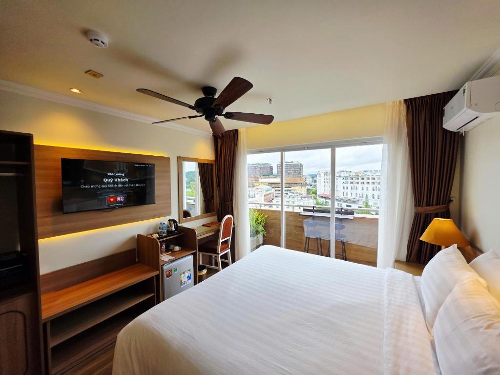 Postel nebo postele na pokoji v ubytování Tulip Hotel 2