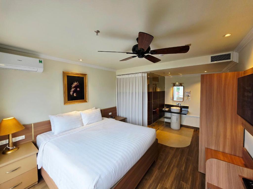 Postel nebo postele na pokoji v ubytování Tulip Hotel 2