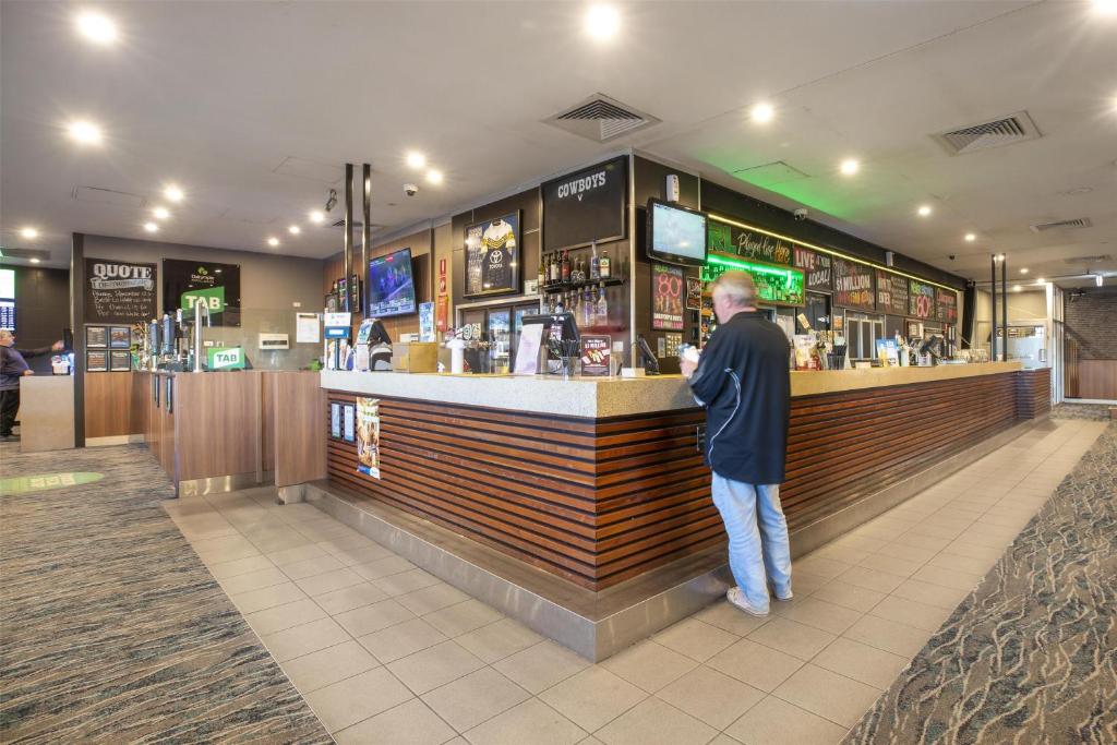 Nightcap at Dalrymple Hotel - Resim 9