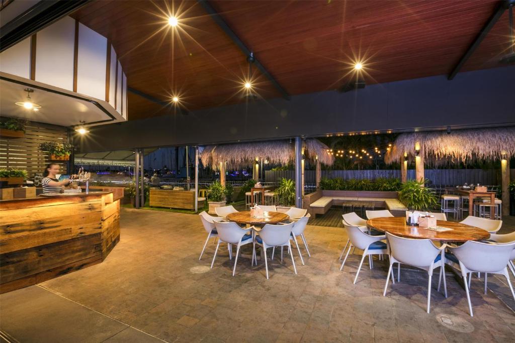 Restaurace v ubytování Nightcap at Kawana Waters Hotel