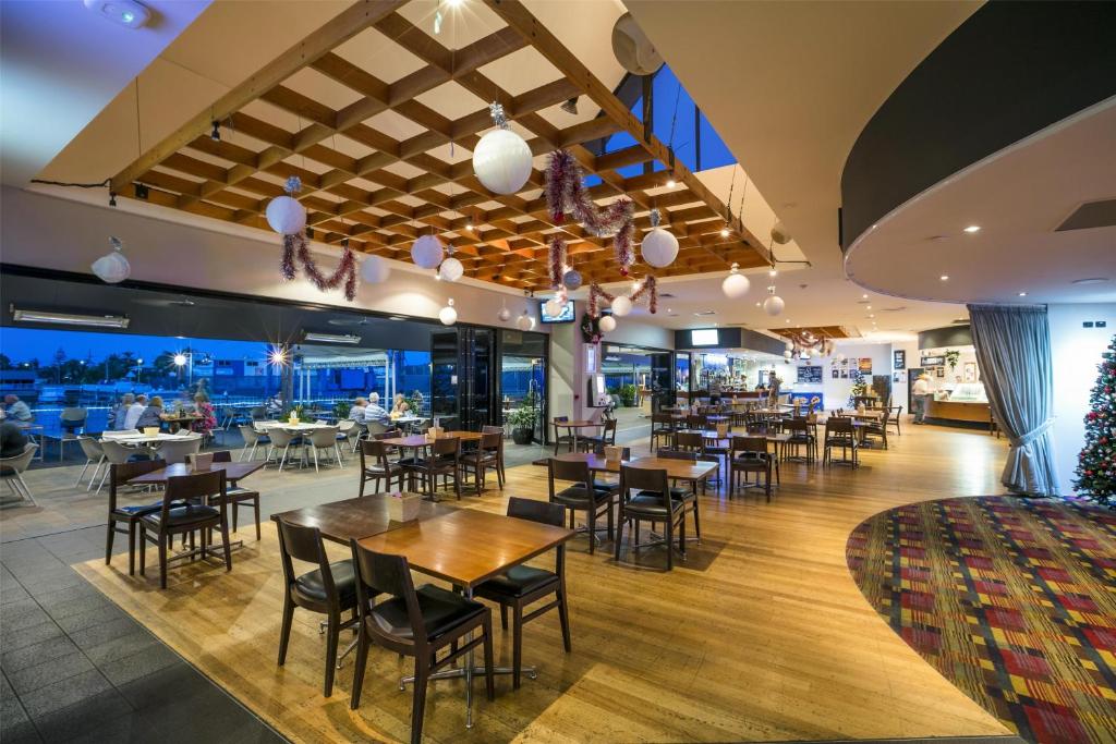 Restaurace v ubytování Nightcap at Kawana Waters Hotel