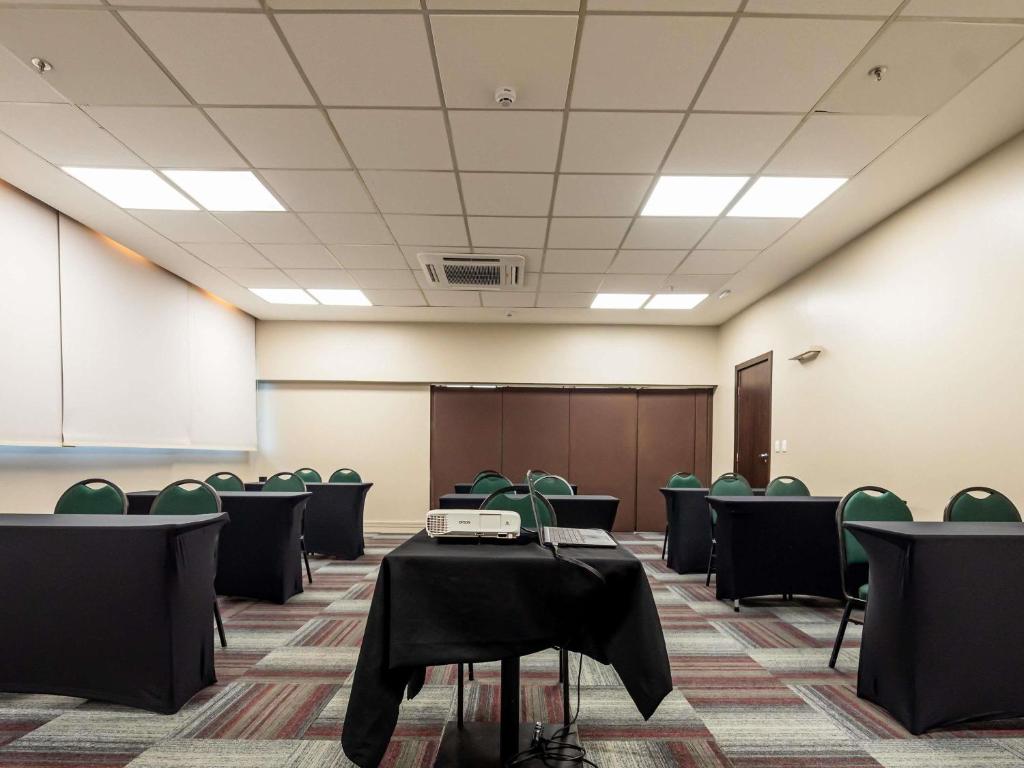 A área empresarial e/ ou a sala de conferências de Mercure Belem Boulevard