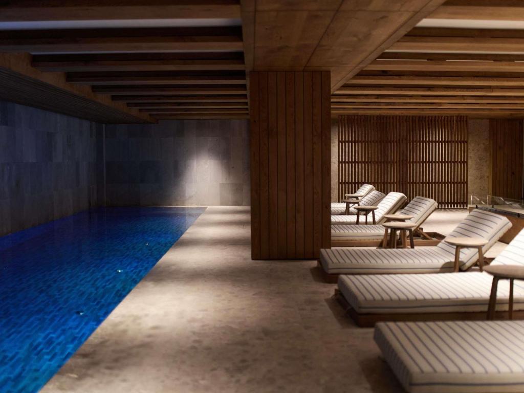Bazén v ubytování Swissôtel Resort Kolasin nebo v jeho okolí