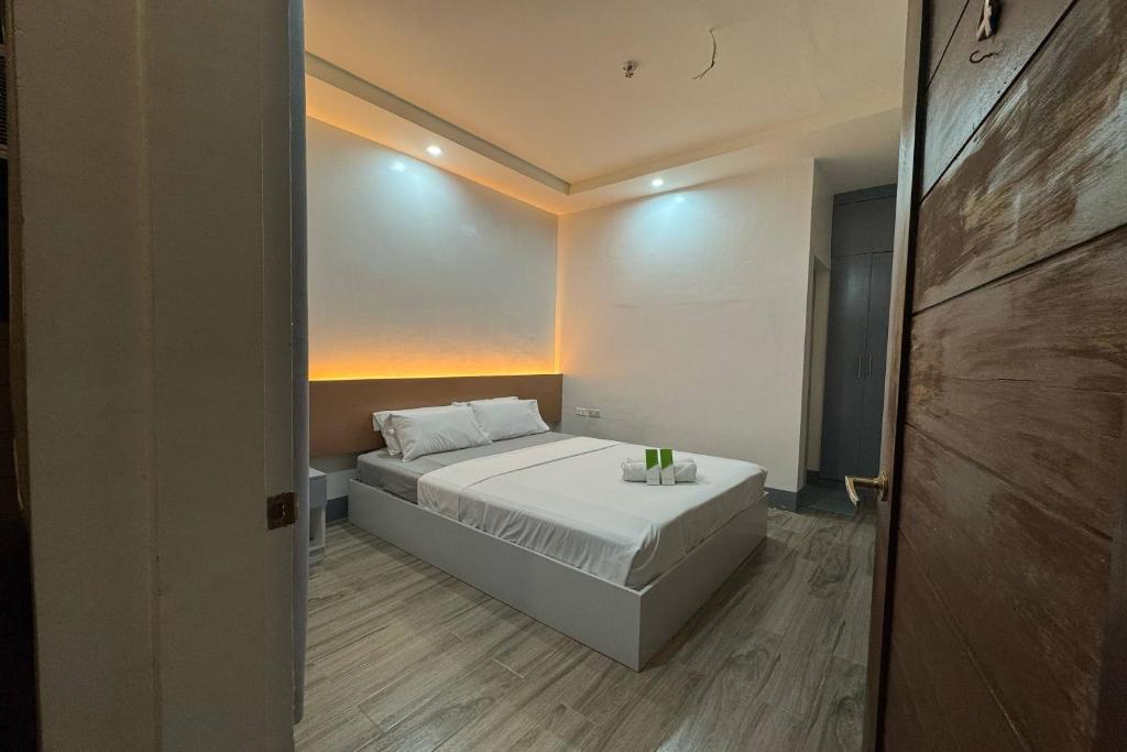 een slaapkamer met een bed met een witte kap bij Hotel Ramon Bukidnon in Valencia