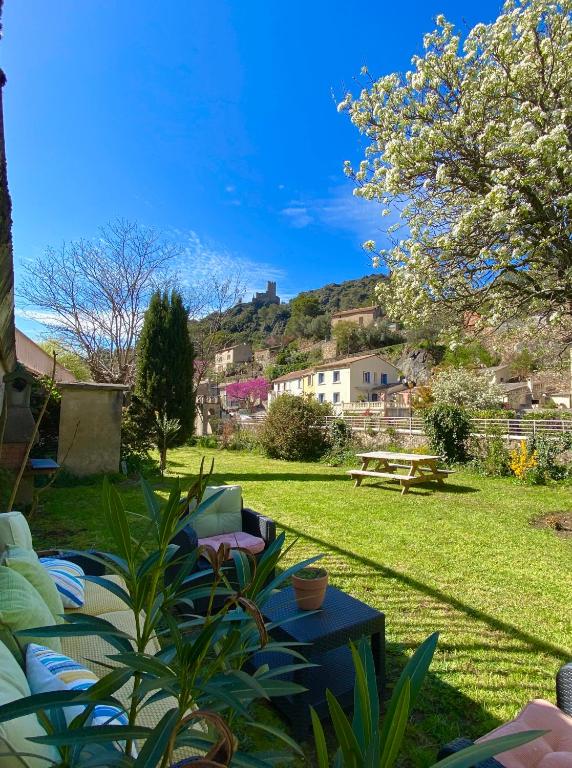 Vonkajšia záhrada v ubytovaní 3 Star 3 bed QUERTINEUX Historic 4 Cathar Châteaux Lastours air conditioned