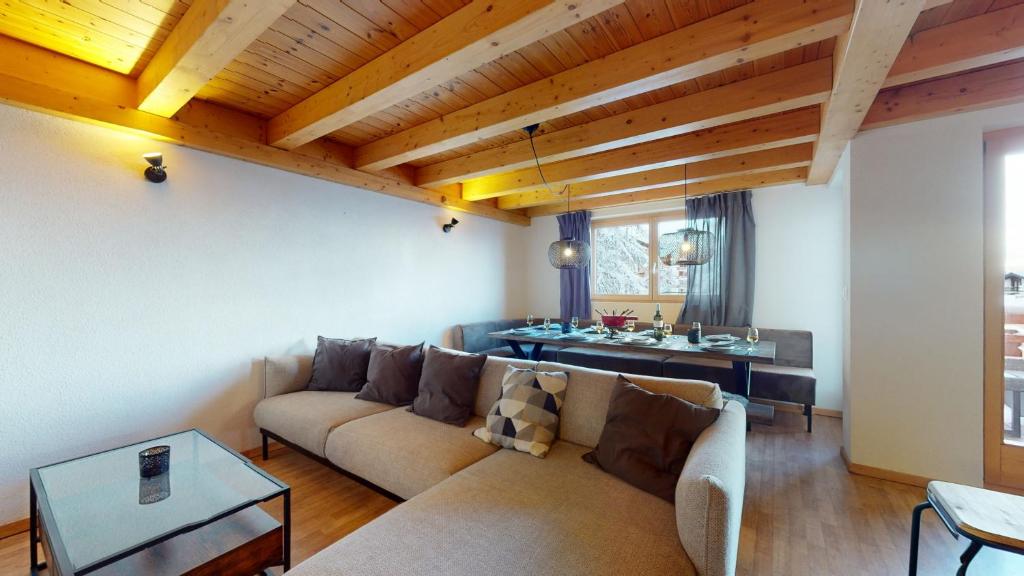 un soggiorno con un divano e un tavolo di Pracondu 2 501 - OUTDOOR & FUN apartment 14 pers a Nendaz
